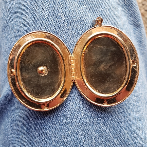 Huge 70's Vintage Gold-tinted Metal Victorian Style Locket Pendant - Picture 3 of 5